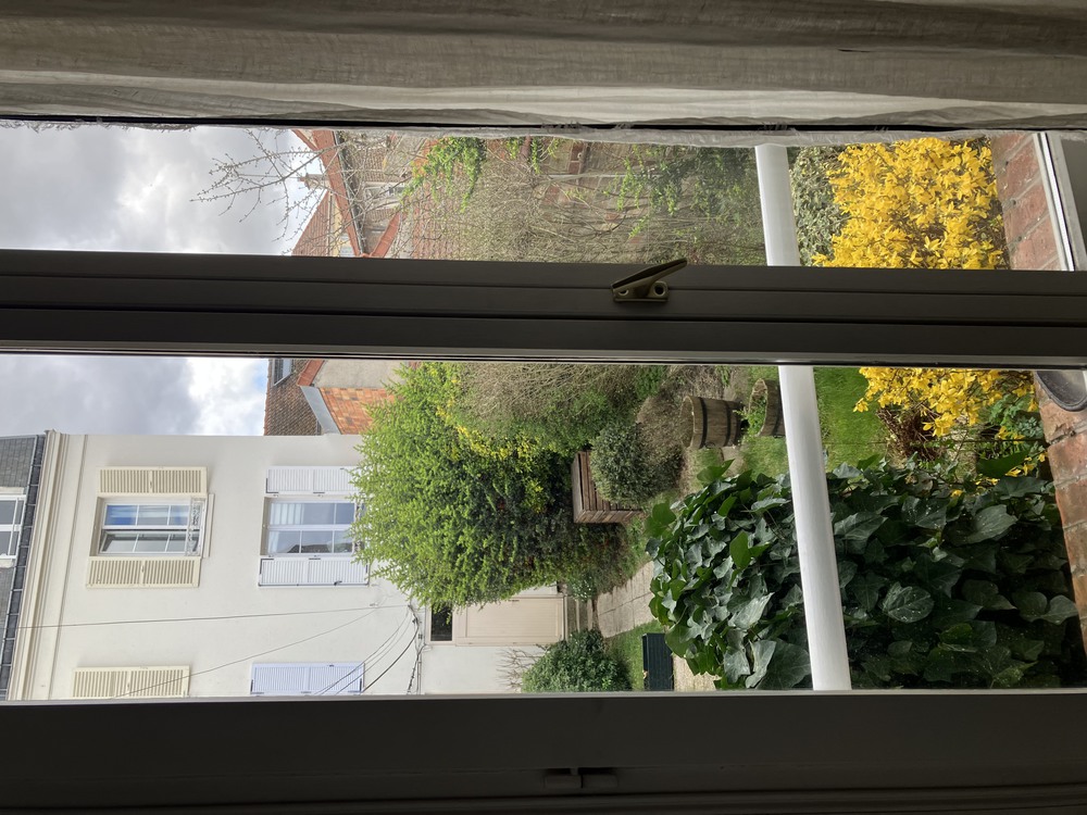 vue sur le jardin commun de la résidence depuis le salon