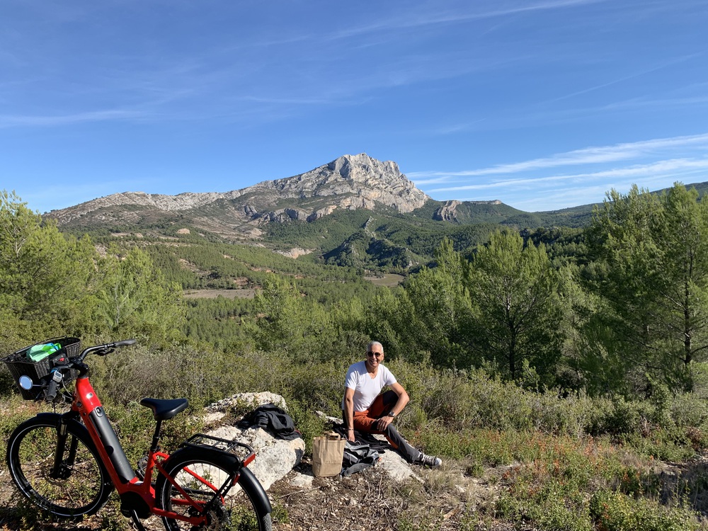 A 15 mn en voiture, massif de la Sainte Victoire, symbole d'Aix en Provence