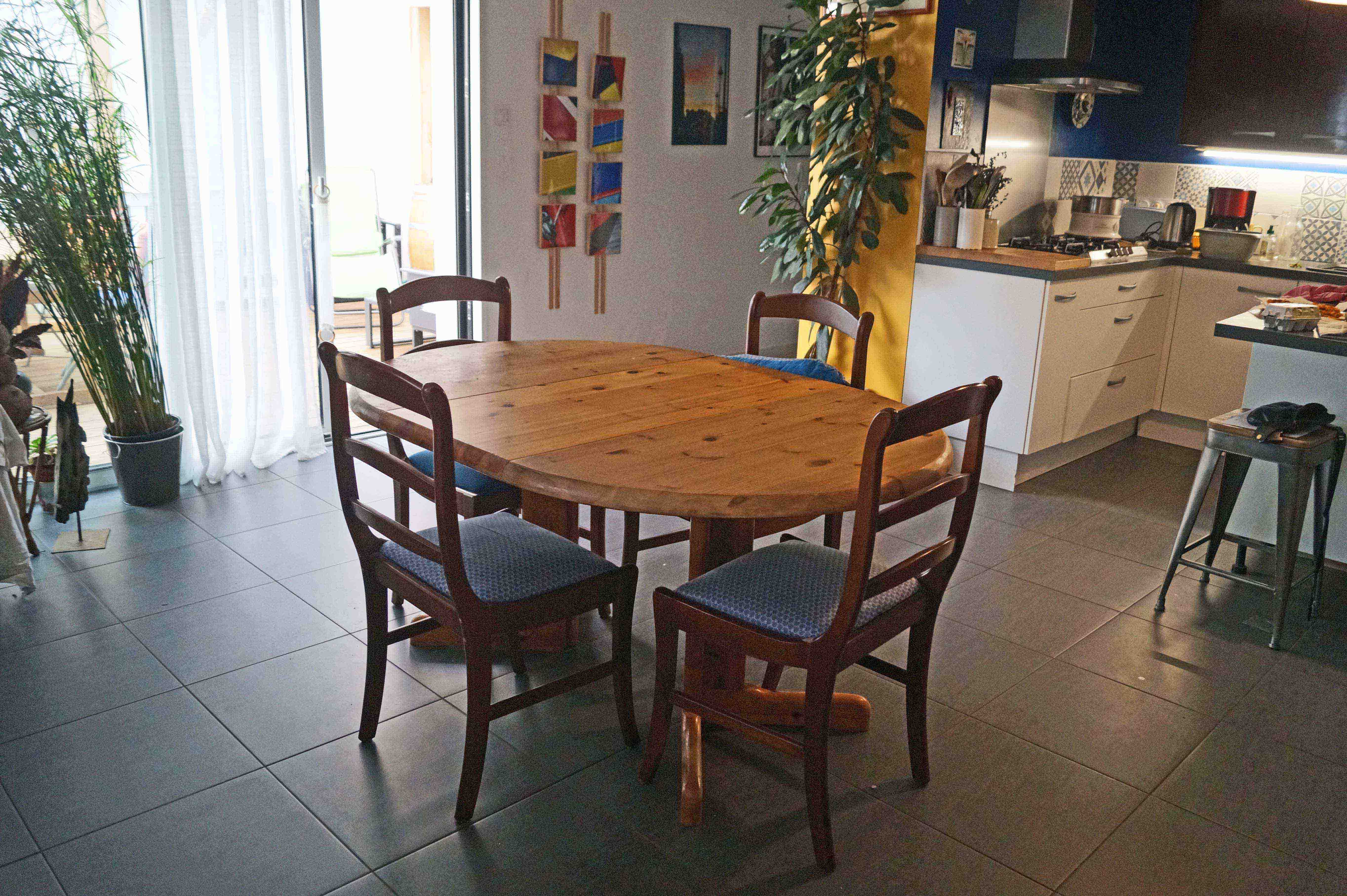 séjour ouvert, table avec rallonge