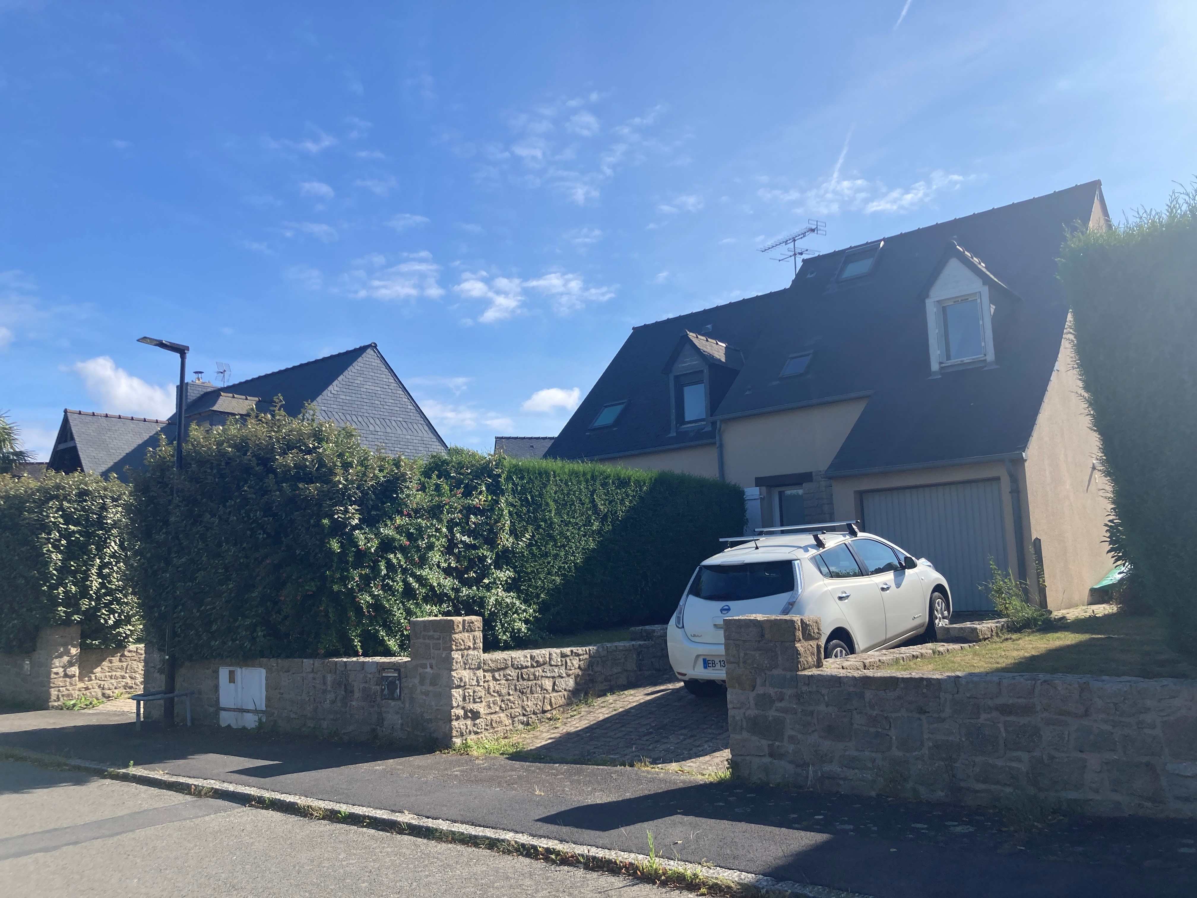 Vue de la maison depuis la rue, route très peu passante