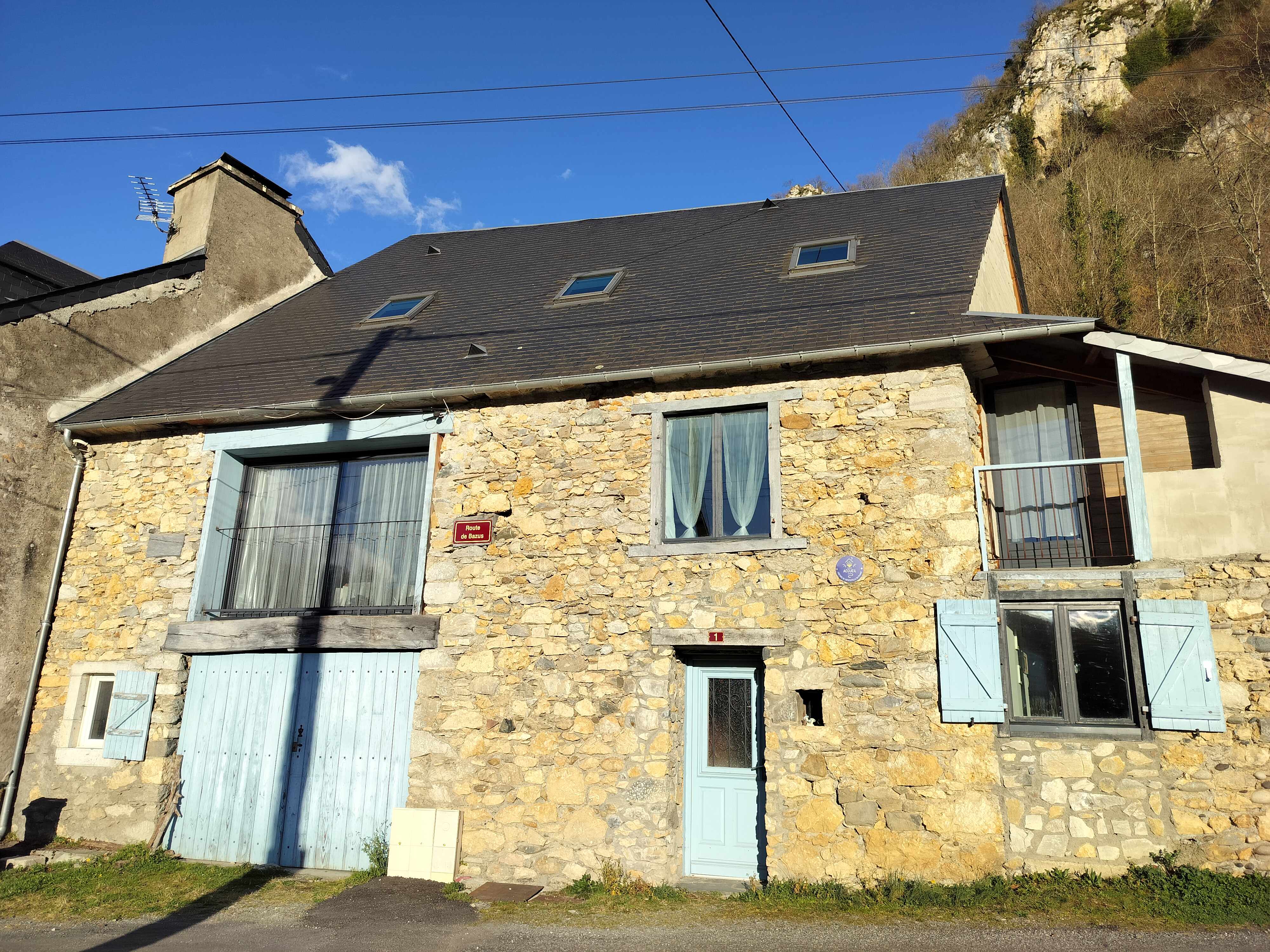 Maison adossée à une falaise boisée : appartement au 1er étage.