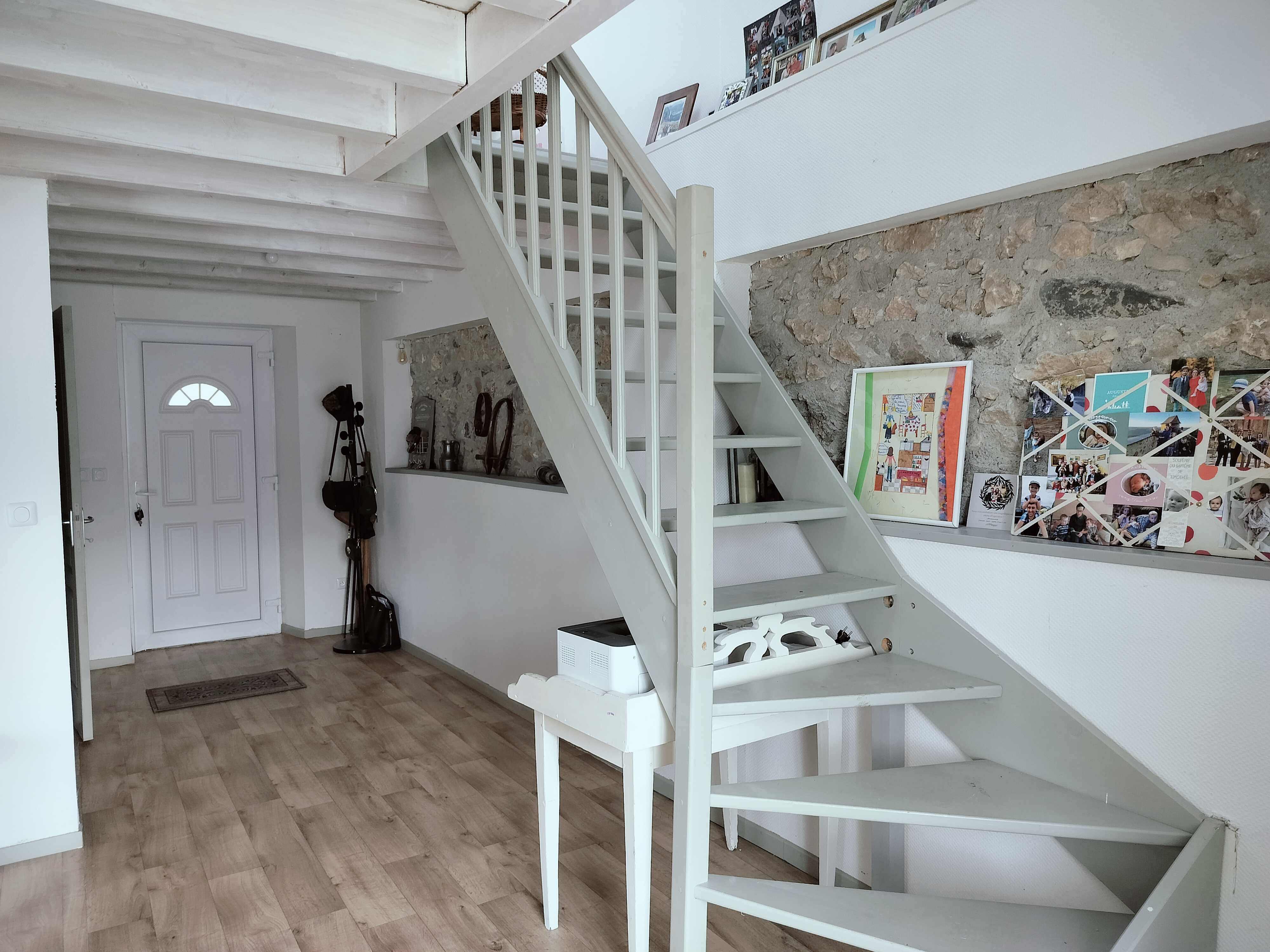 Entrée et escalier menant à la salle de jeux et aux chambres