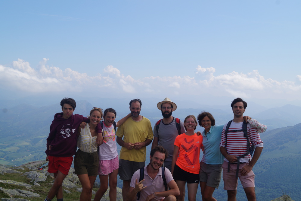 Notre famille avec les deux amies de nos deux aînés en 2019 au Pays Basque (il manque Florent)