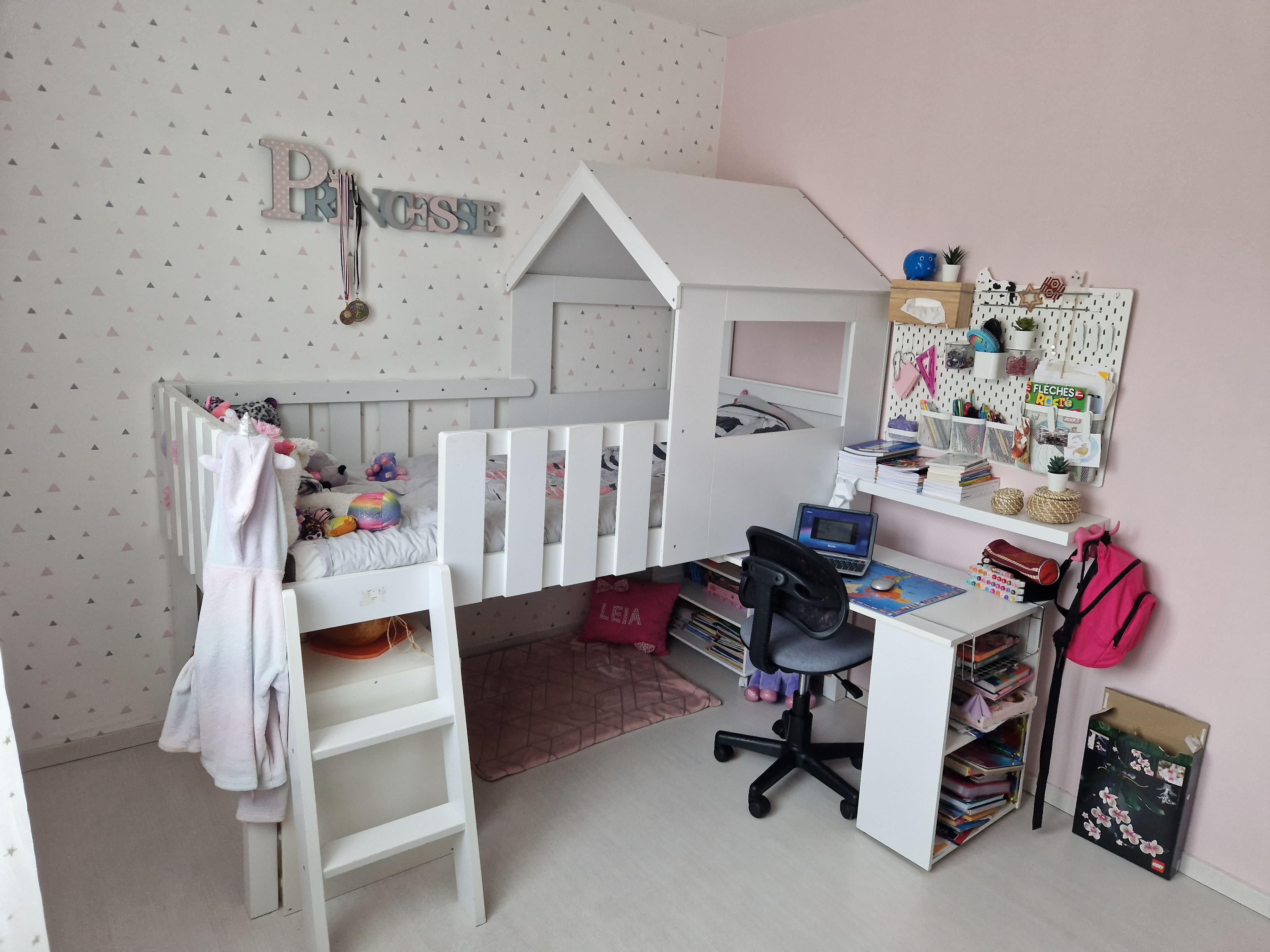 chambre de notre fille de 8 ans avec lit cabane, possibilité de rajouter un matelas individuel au sol