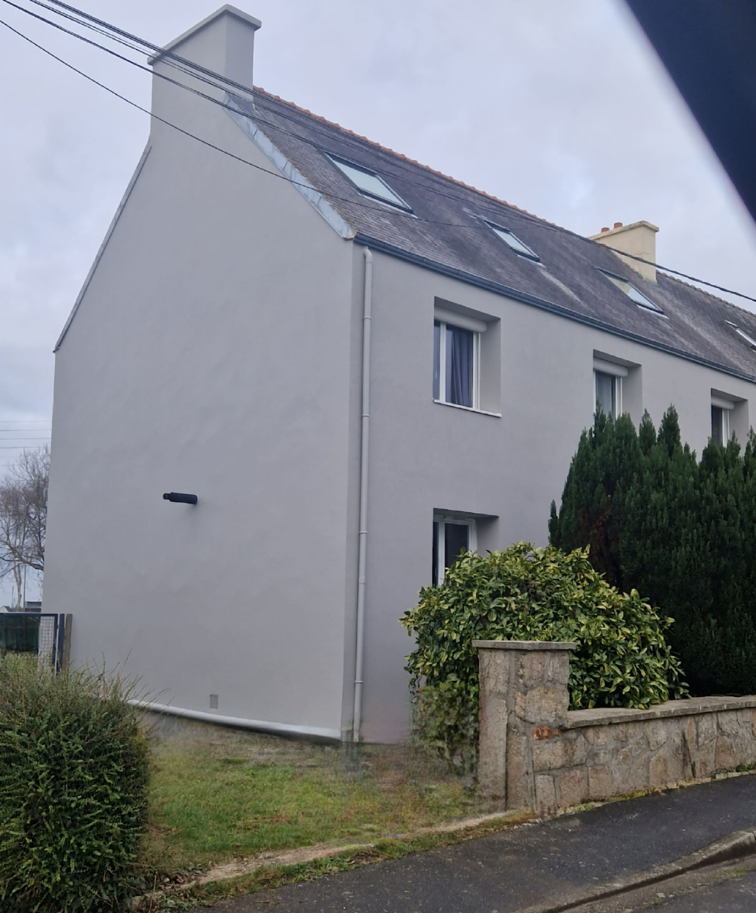 accès au jardin par un portail sur le coté de la maison