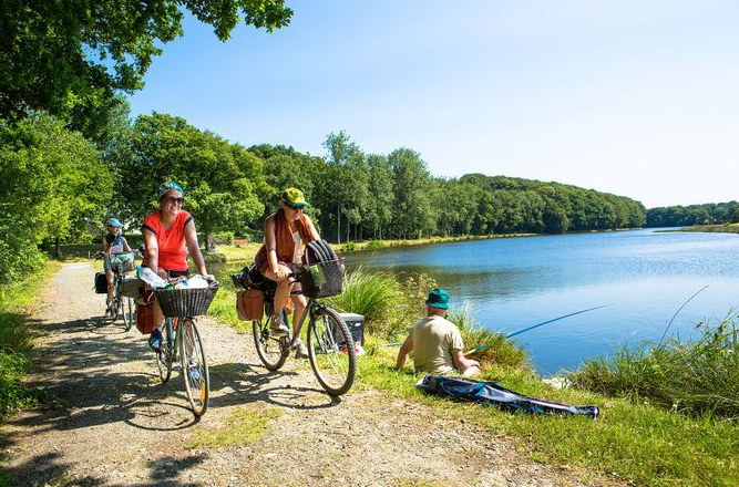 Promenade à vélo sur les chemins de hallage au bord du Blavet