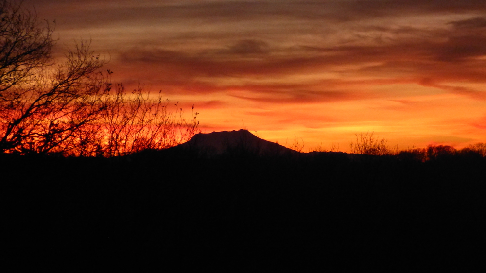 coucher de soleil derrière la maison