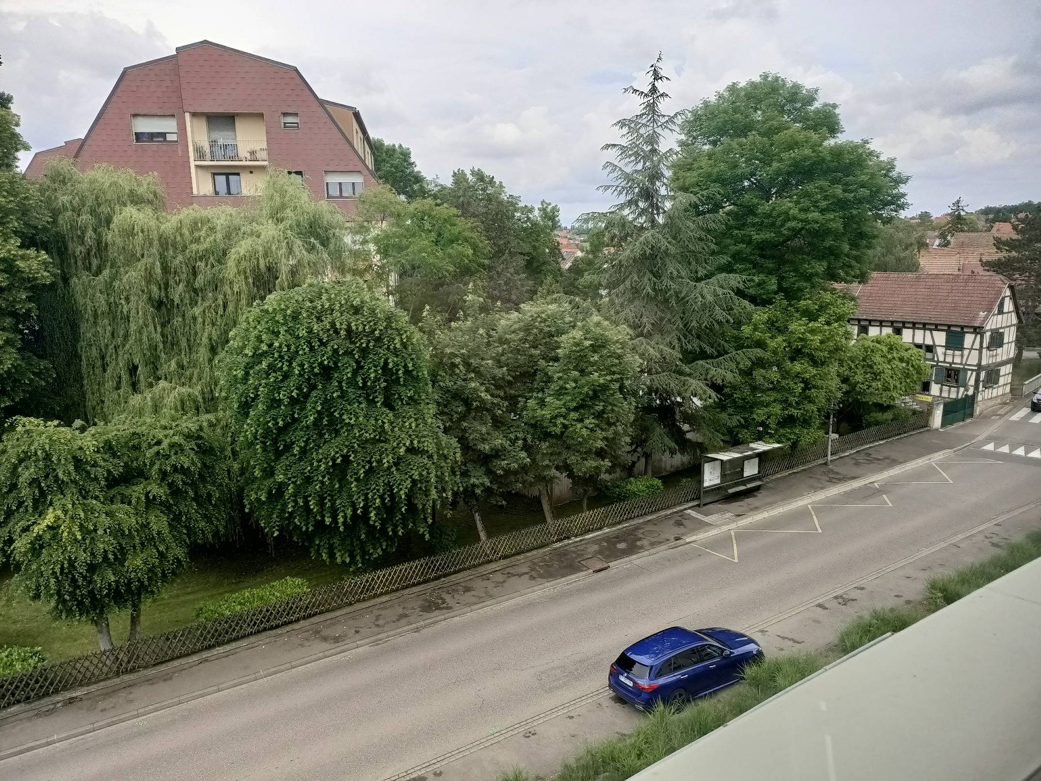 Arrêt de bus face à la résidence