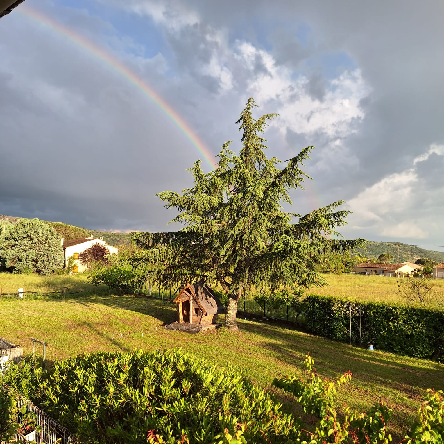 Cabane au fond du jardin. Vue terrasse