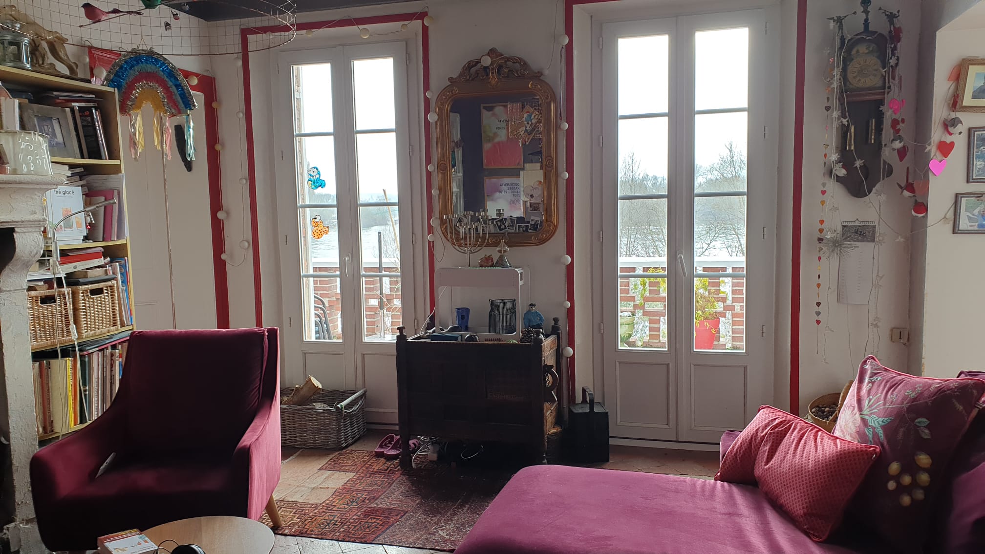 le salon au rez-de-chaussée qui ouvre sur la terrasse