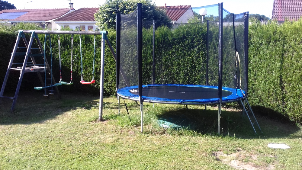 trampoline dans le jardin