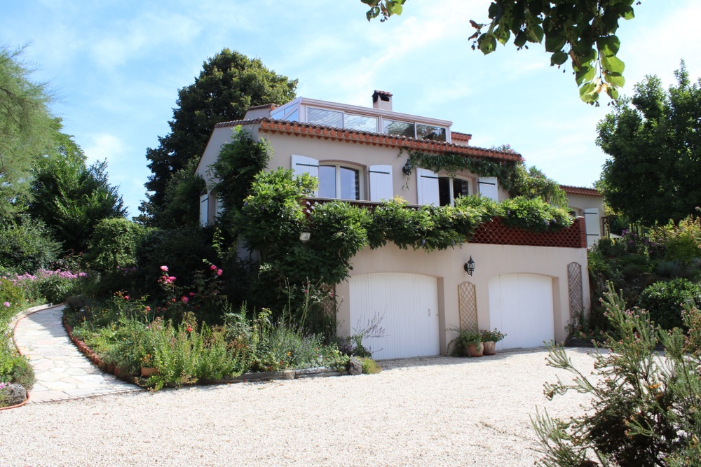 entrée de la maison et terrasse