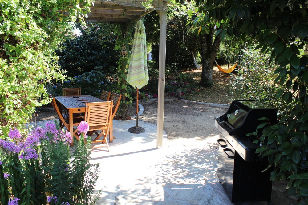 à l'arrière de la maison pergola pour les repas à l'ombre