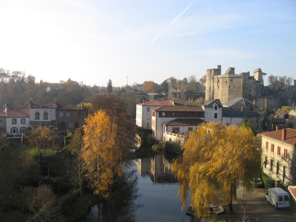 Clisson depuis le viaduc qui surplombe la Moine