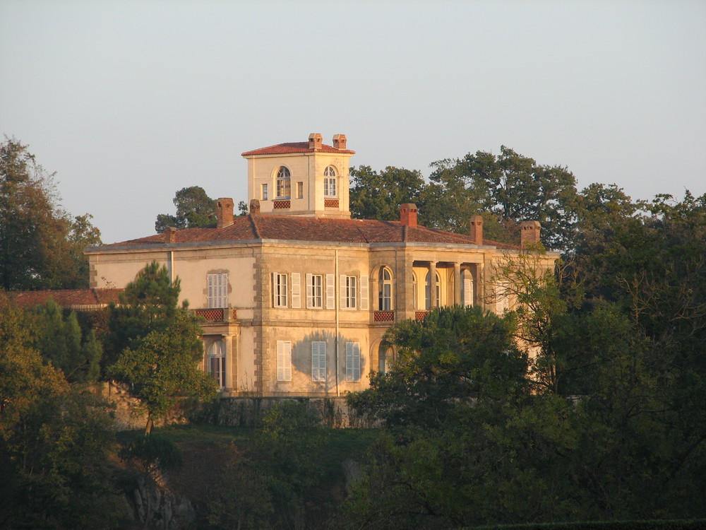 Façade de la grande demeure de la Garenne Lemot en bord de Sèvre