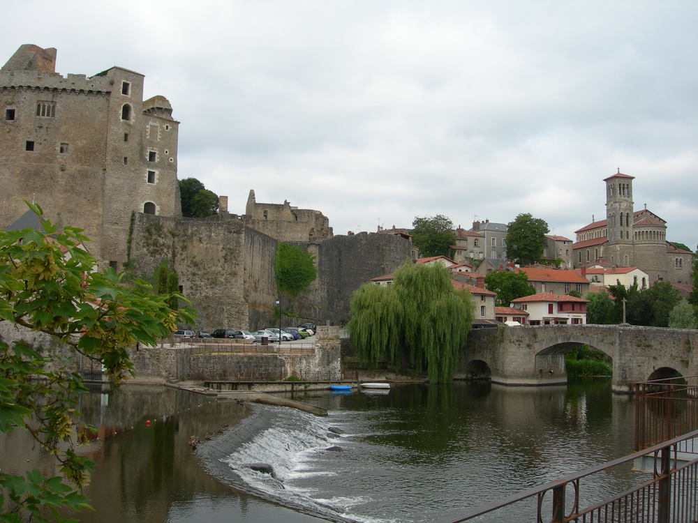 Clisson et un de ses vieux ponts