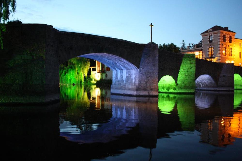 nuit d'été sur le pont de la vallée