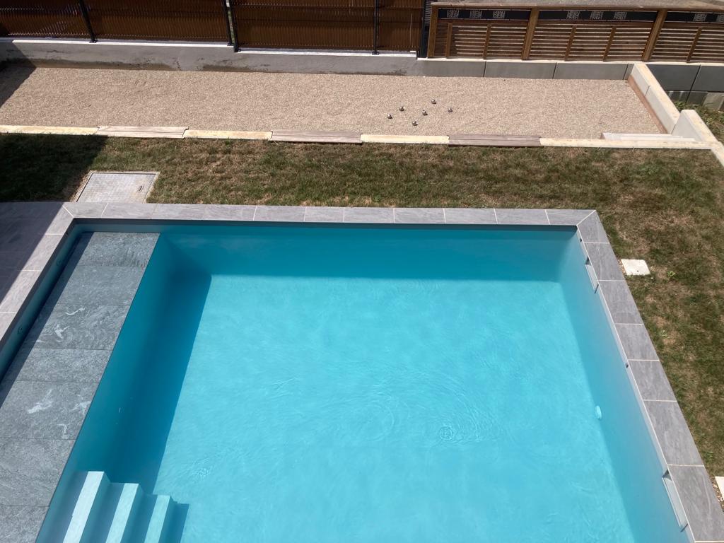 Piscine et terrain de pétanque, vue de la terrasse