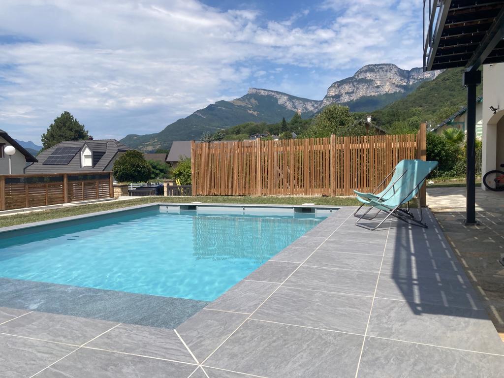 Piscine avec vue sur le Nivolet