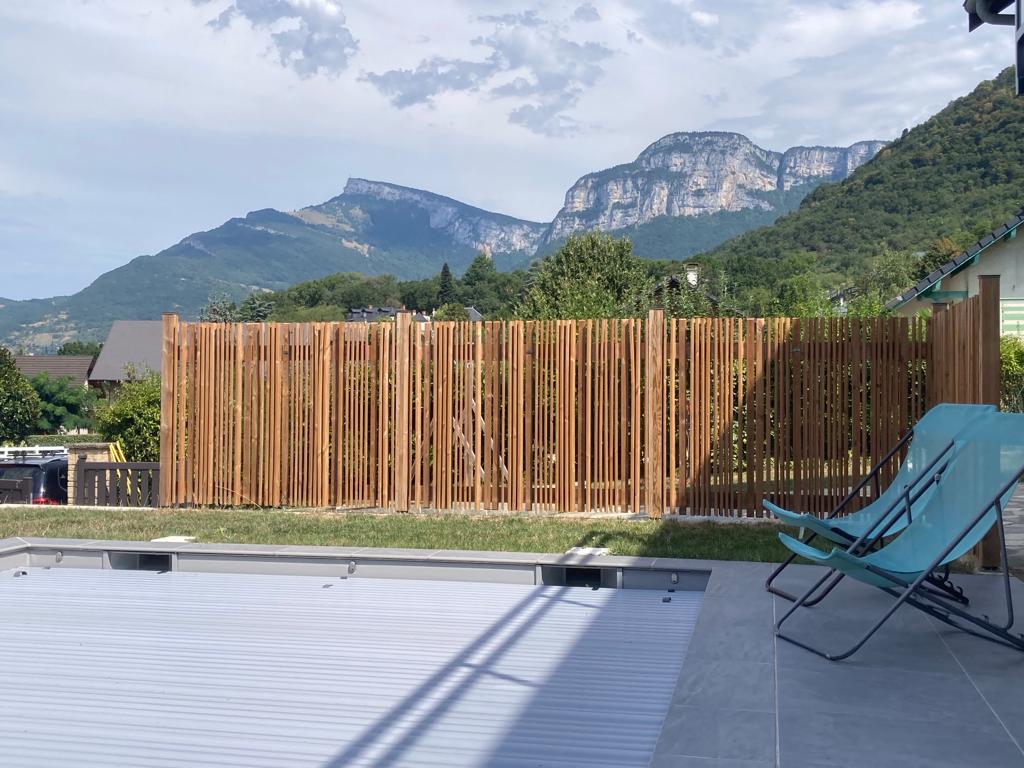 Piscine avec volet roulant sécurisé